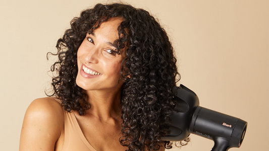 Femme aux cheveux bouclés utilisant un diffuseur