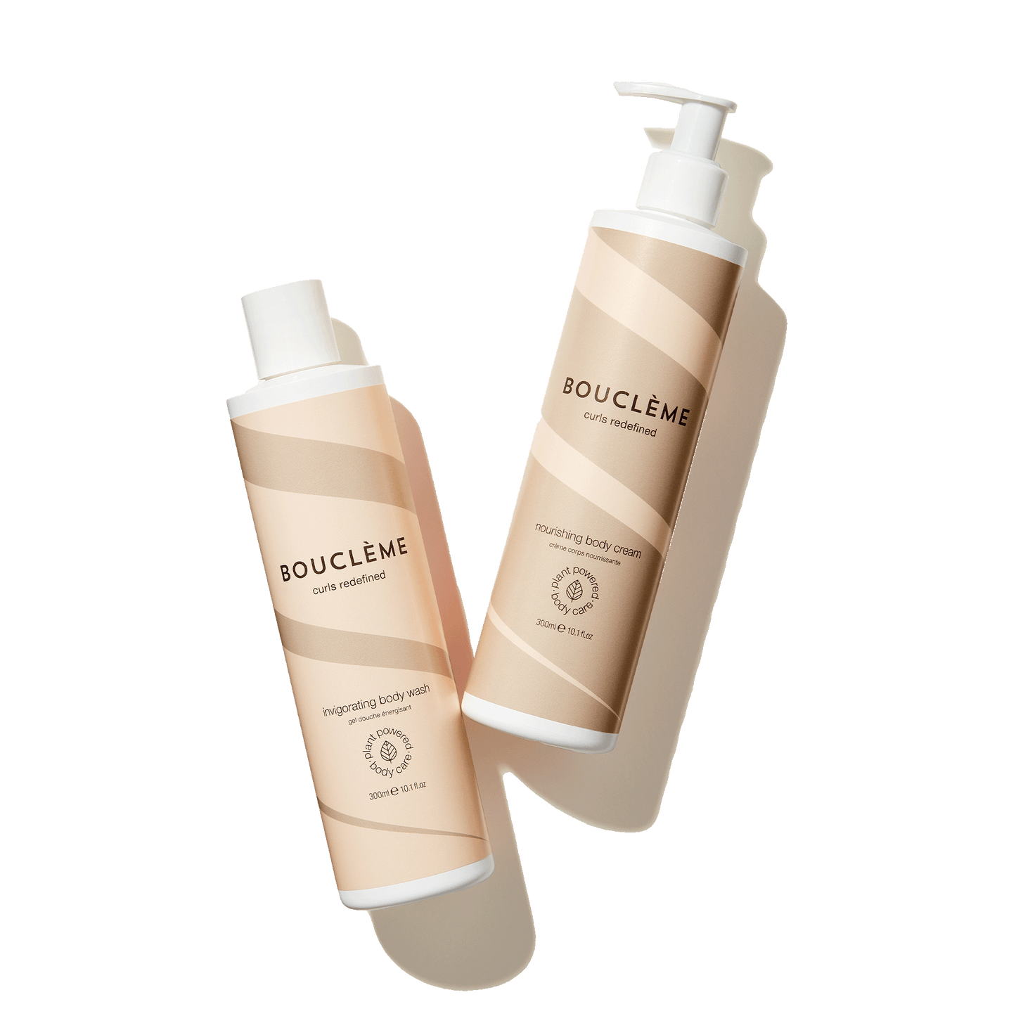 Notre nouveau duo de soins pour le corps promet tous les merveilleux ingrédients naturels que vous aimez chez Bouclème. Le Nettoyant revigorant pour le corps associe la délicate eau de coco à de puissants antioxydants, tandis que la Crème nourrissante pour le corps est enrichie en beurre de karité et en squalène pour protéger contre la perte d'hydratation.