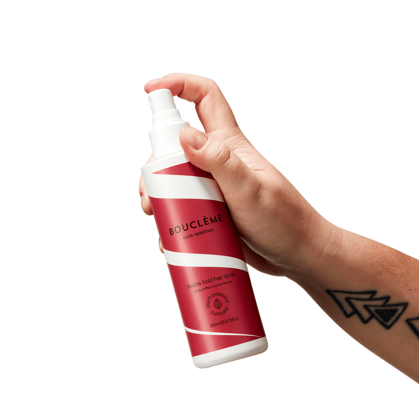 laque à tenue souple dans la main du mannequin