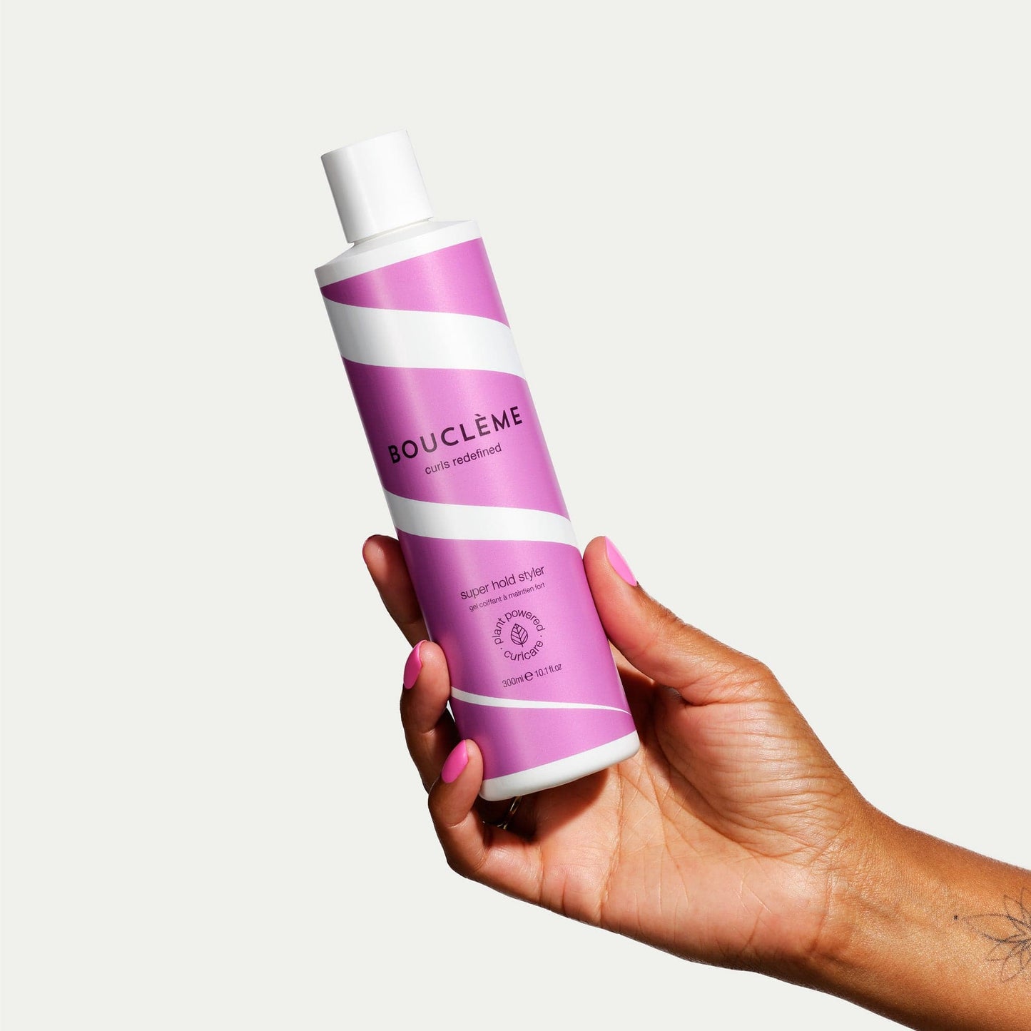 Le gel pour cheveux bouclés pour une définition et une tenue incomparables, afin de maintenir vos boucles en forme tout au long de la journée.