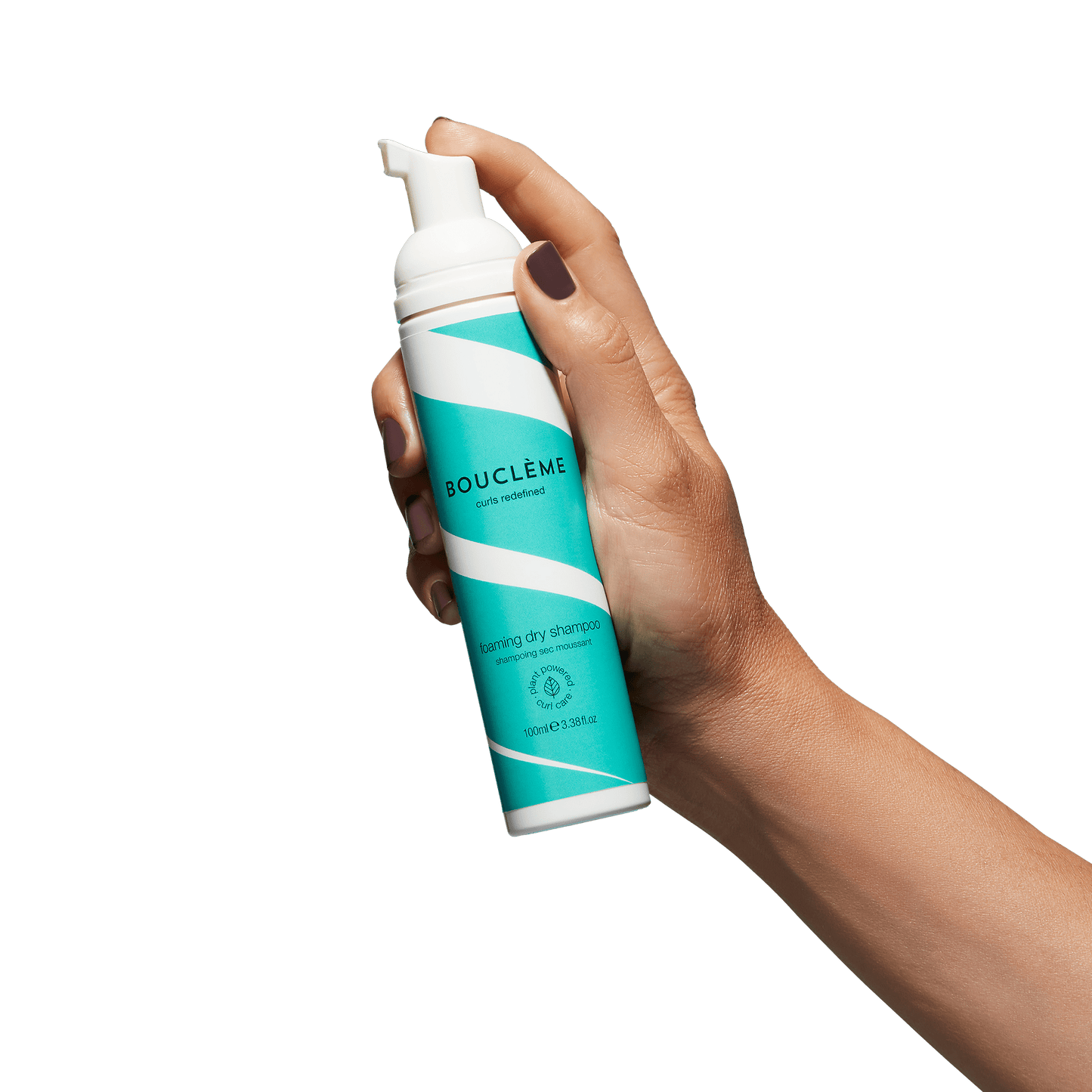 Le shampooing sec sans alcool rafraîchit le cuir chevelu, redéfinit les boucles et donne de la texture et du volume aux cheveux.