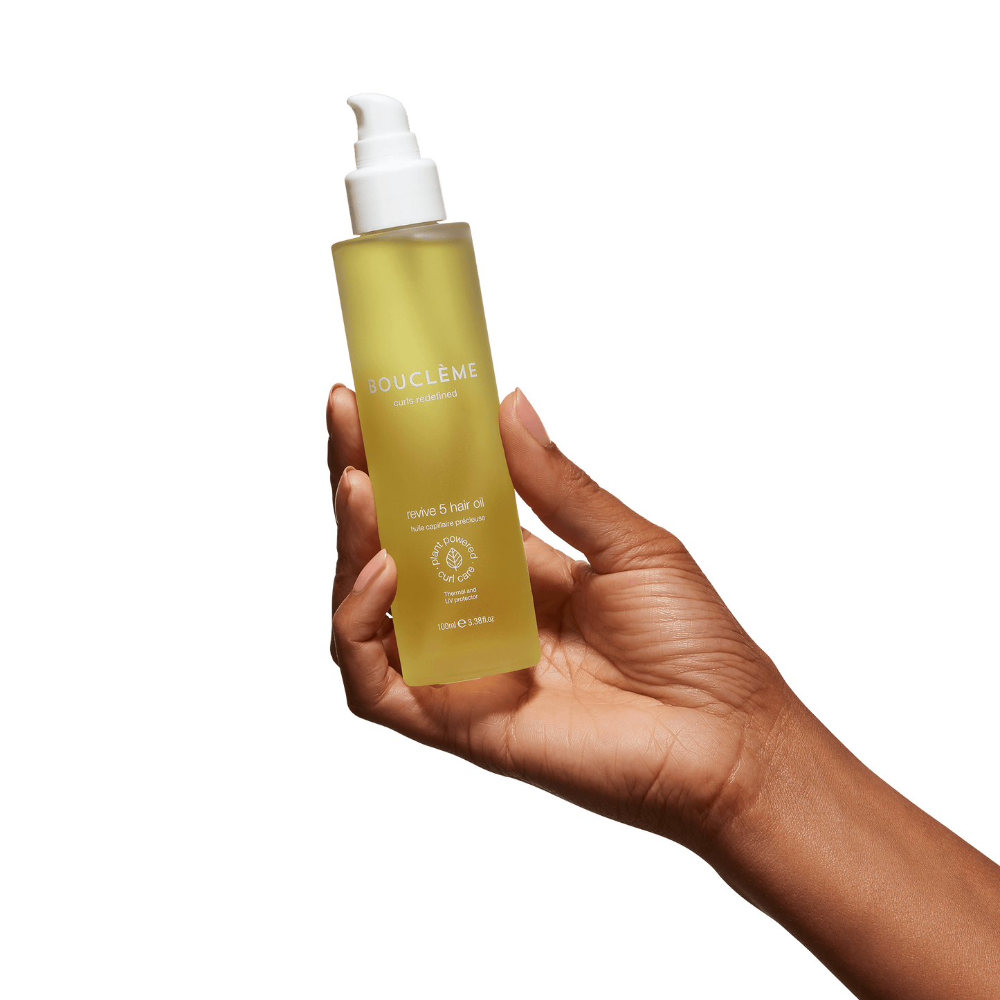 Une huile légère et riche en nutriments de Bouclème qui démêle et protège les cheveux contre l'humidité.