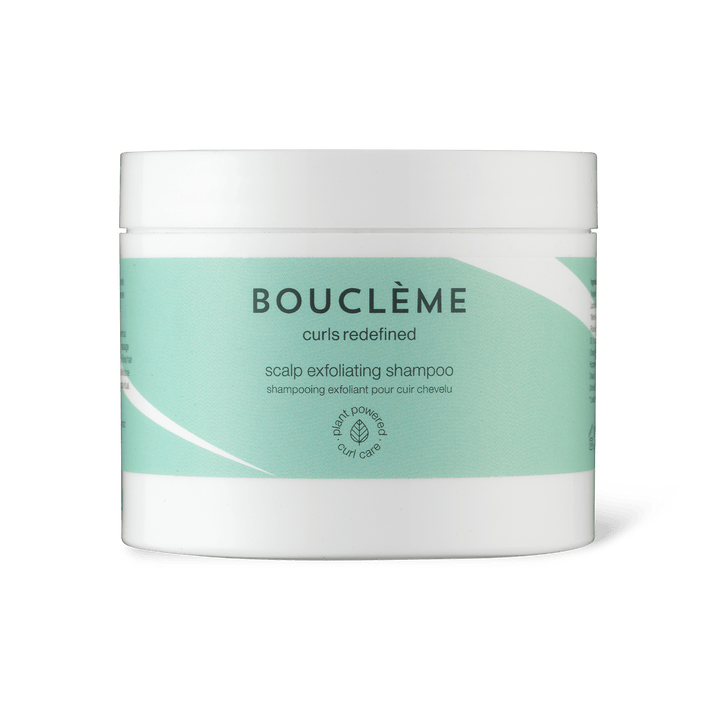 Le gommage du cuir chevelu nettoie en profondeur et masse le cuir chevelu, le dynamise, élimine l'accumulation de produits et favorise une croissance saine des cheveux.