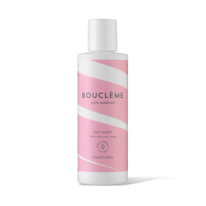 Cette crème sans rinçage pour boucles offre une hydratation inégalée pour des boucles parfaitement définies.