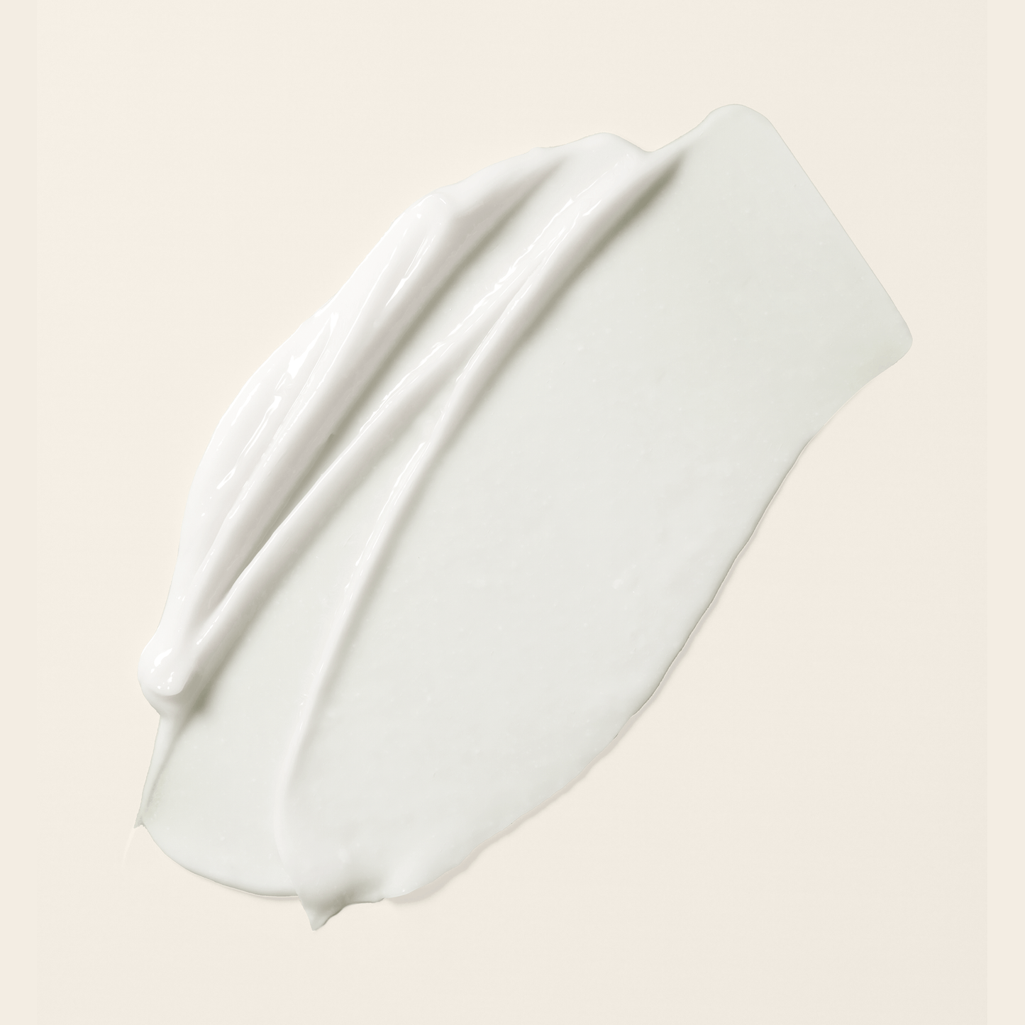 Ce le soin tout-en-un, doux et non moussant, nettoie sans déshydrater et renforce l'hydratation des boucles.