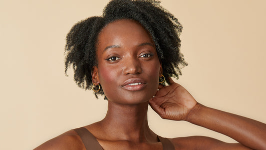 Détox capillaire pour les cheveux crépus: comment éliminer les résidus de produit et soulager les démangeaisons du cuir chevelu