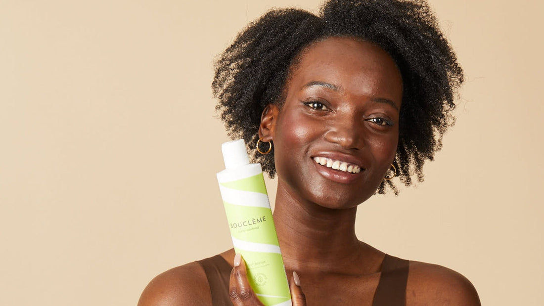Le co-lavage des cheveux bouclés : les avantages et les inconvénients de cette méthode de nettoyage
