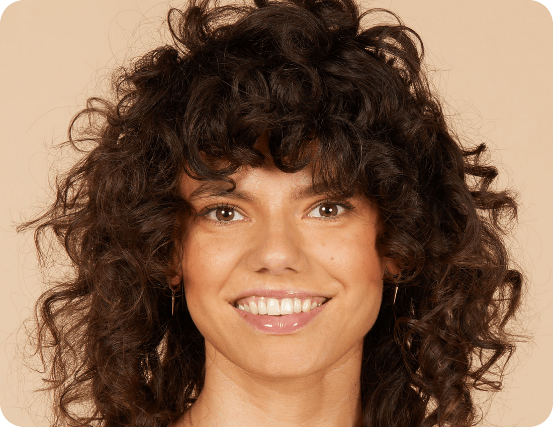 Femme aux cheveux ondulés