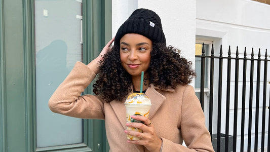 Chapeaux pour cheveux bouclés et autres accessoires d'hiver pour femmes