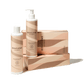 Notre nouveau duo de soins pour le corps promet tous les merveilleux ingrédients naturels que vous aimez chez Bouclème. Le Nettoyant revigorant pour le corps associe la délicate eau de coco à de puissants antioxydants, tandis que la Crème nourrissante pour le corps est enrichie en beurre de karité et en squalène pour protéger contre la perte d'hydratation.
