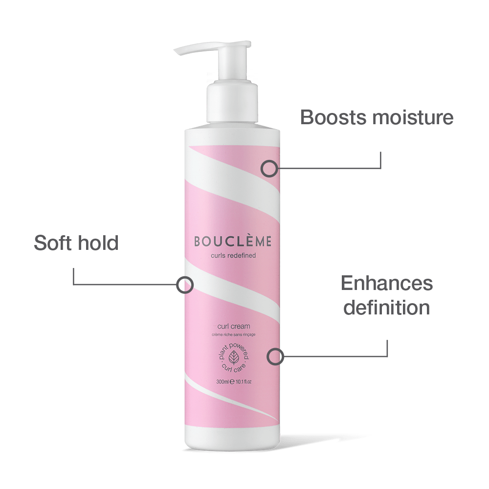 Infographie sur la crème Bouclème Curl Cream soulignant ses principaux avantages : hydratation ultra-nourrissante, définition douce et contrôle des frisottis pour des boucles agréables au toucher.