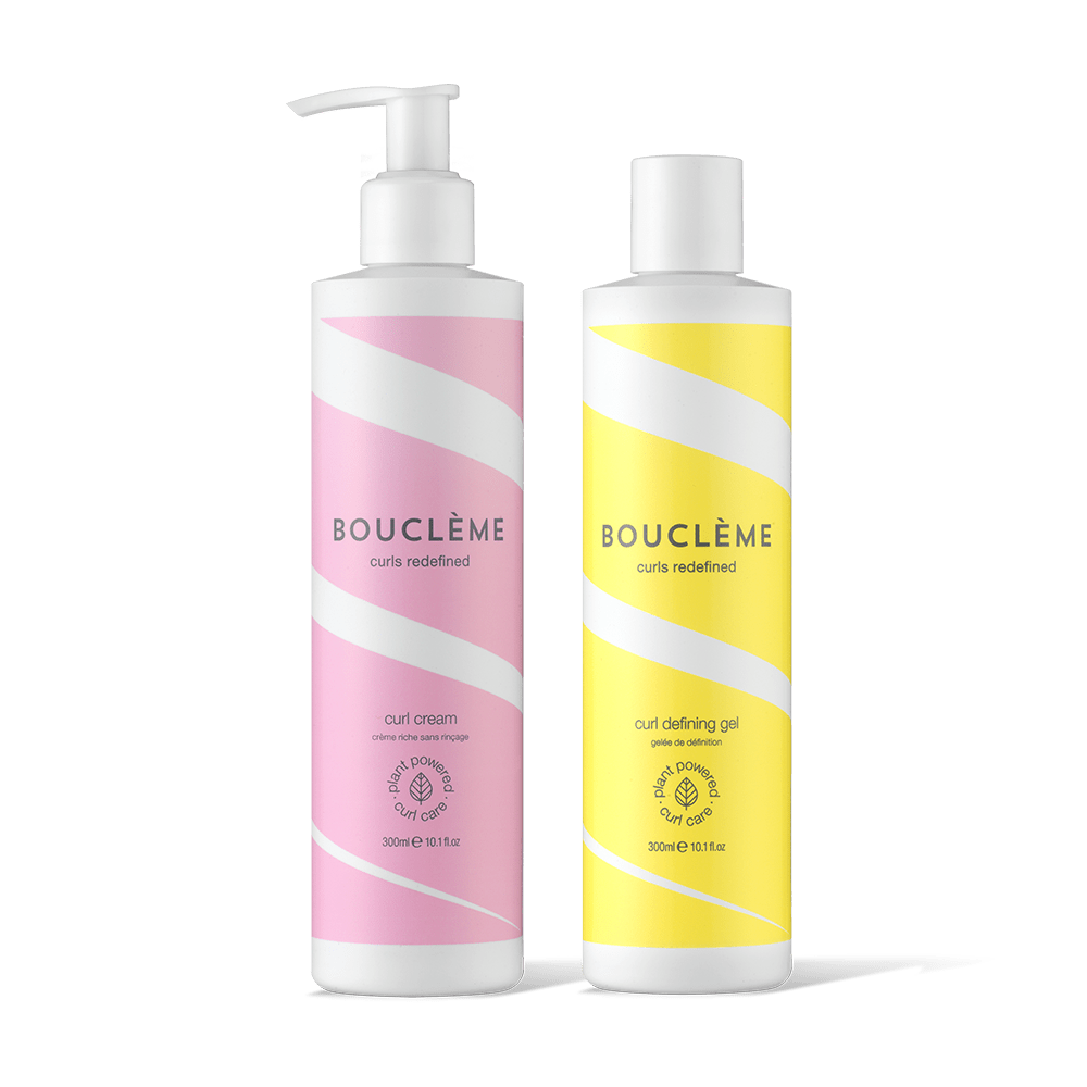 La crème Bouclème Curl Cream et le gel Bouclème Defining Gel se fondent sur un fond de crème - le duo parfait pour l'hydratation, la définition et la tenue longue durée.