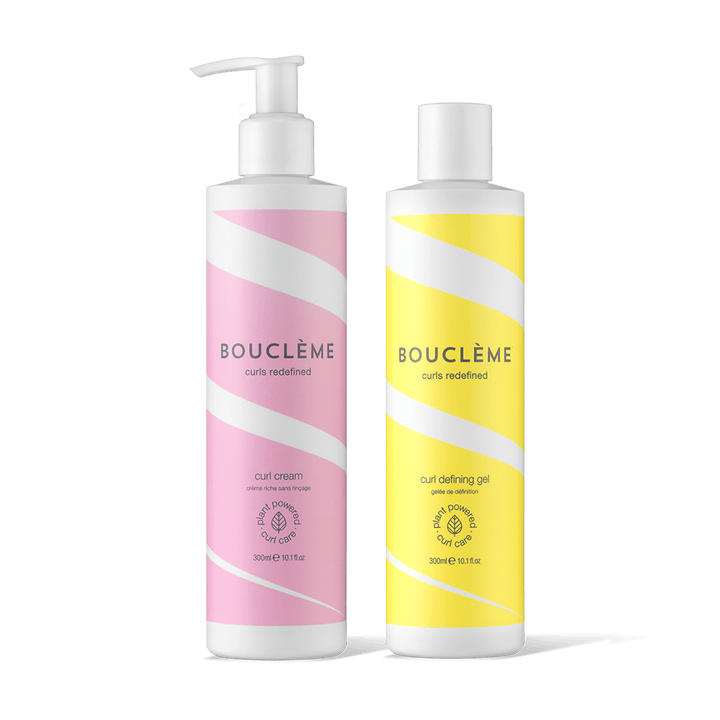 La crème Bouclème Curl Cream et le gel Bouclème Defining Gel se fondent sur un fond de crème - le duo parfait pour l'hydratation, la définition et la tenue longue durée.