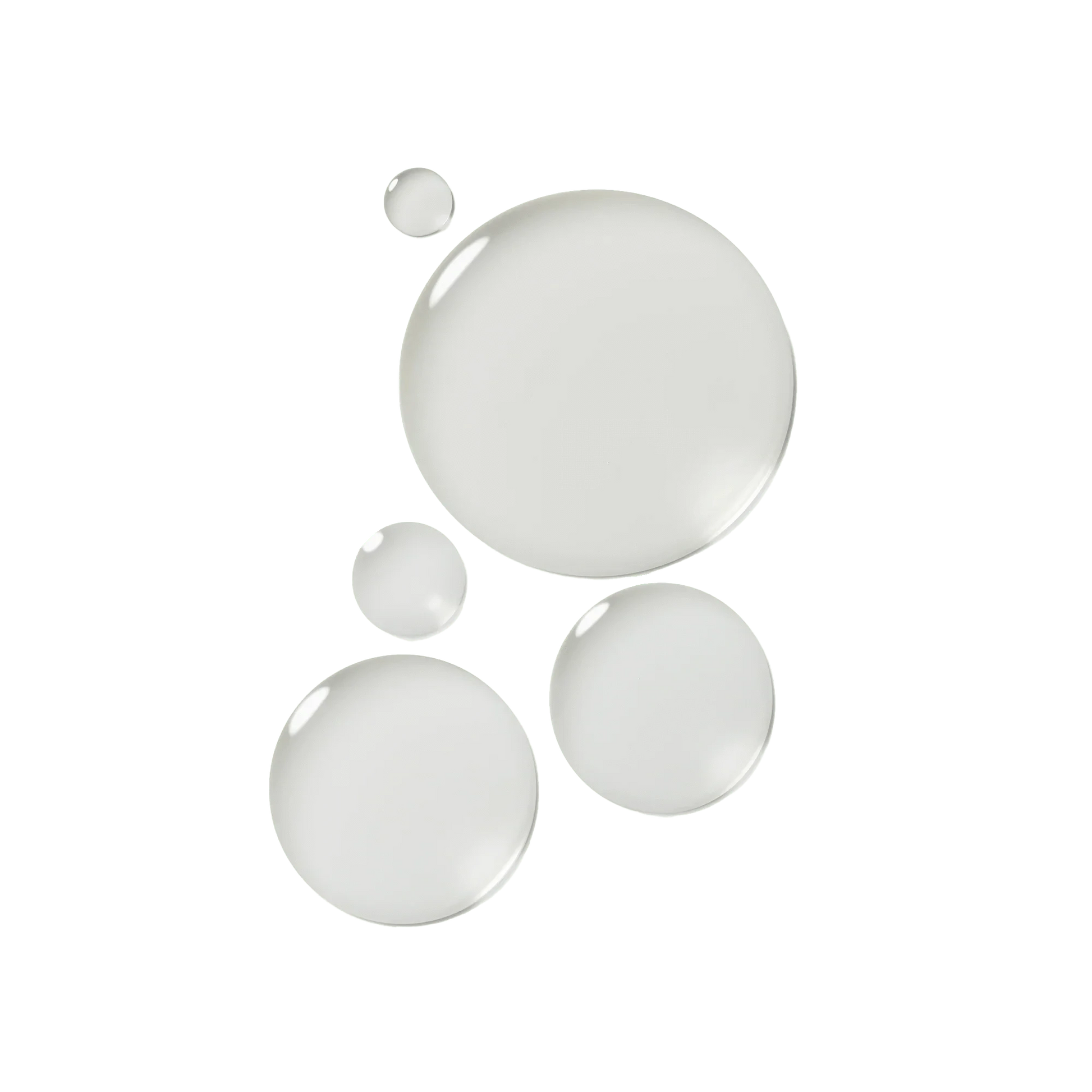 Gros plan sur les gouttelettes du spray Bouclème Curl Defence sur une surface transparente, montrant la formule légère et non grasse.