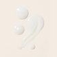 Gros plan sur la texture du gel Bouclème Curl Defining - un gel léger et lisse au fini brillant pour des boucles définies et durables.