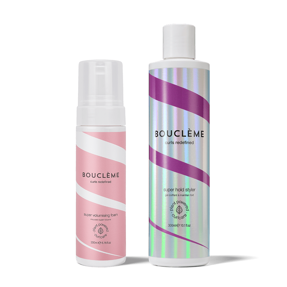 Ensemble Maximum Volume Duo comprenant la mousse super-volumisante et le styler super-tenu présentés sur un fond crème doux.
