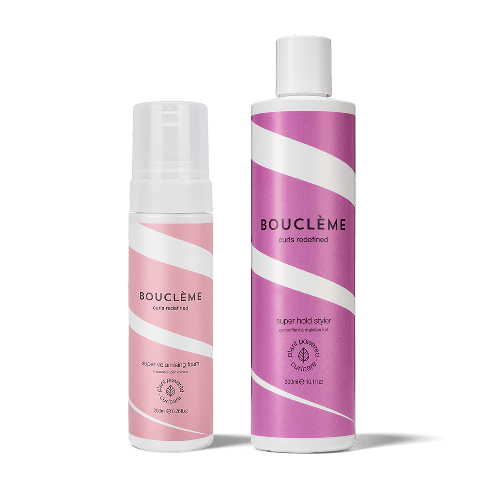 Ensemble Maximum Volume Duo comprenant la mousse super-volumisante et le styler super-tenu présentés sur un fond crème doux.