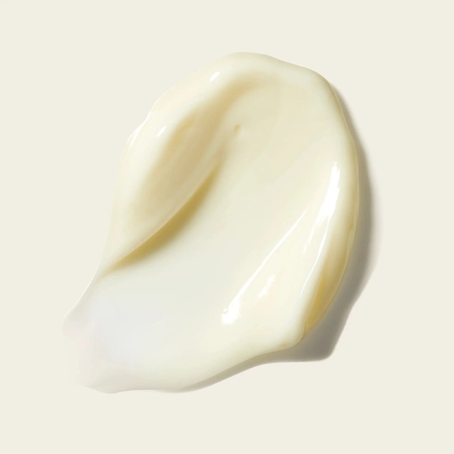 La texture épaisse et crémeuse de Bouclème Traitement Hydratant Intensif met en valeur sa consistance riche et hydratante.