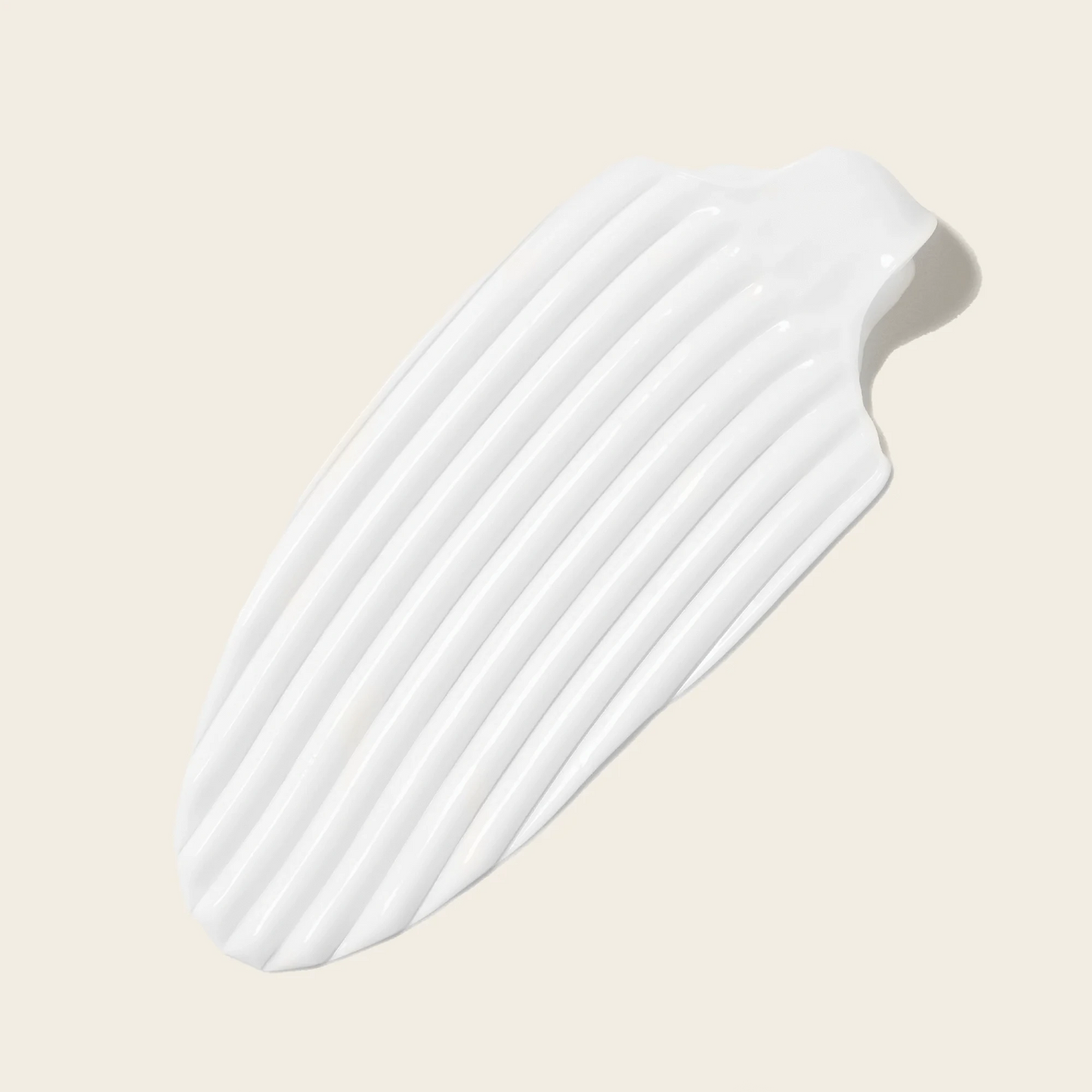 Gros plan sur la texture de la crème Bouclème Curl Cream - riche, crémeuse et onctueuse pour nourrir les boucles en profondeur.