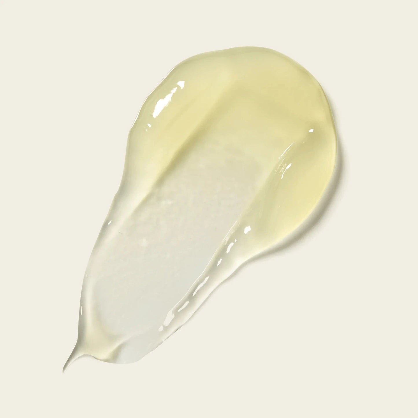 Gros plan sur la texture du Super Hold Styler montrant sa consistance dense, semblable à un gel, conçue pour offrir une tenue forte et flexible aux boucles, sur fond de crème.